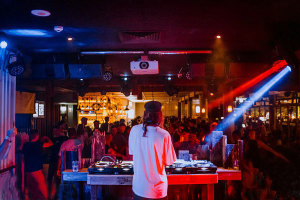 WEEKEND DJs